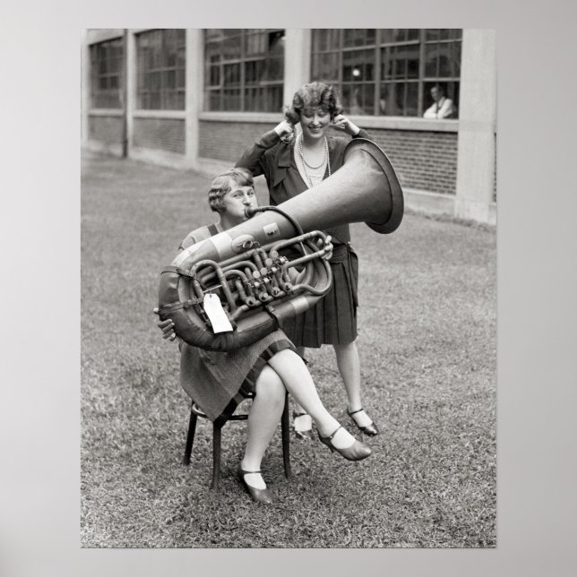 Póster Menina Tocando Tuba, 1928. Foto Antiga (Frente)