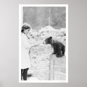 Póster Menina & urso Seward, Alaska 1912