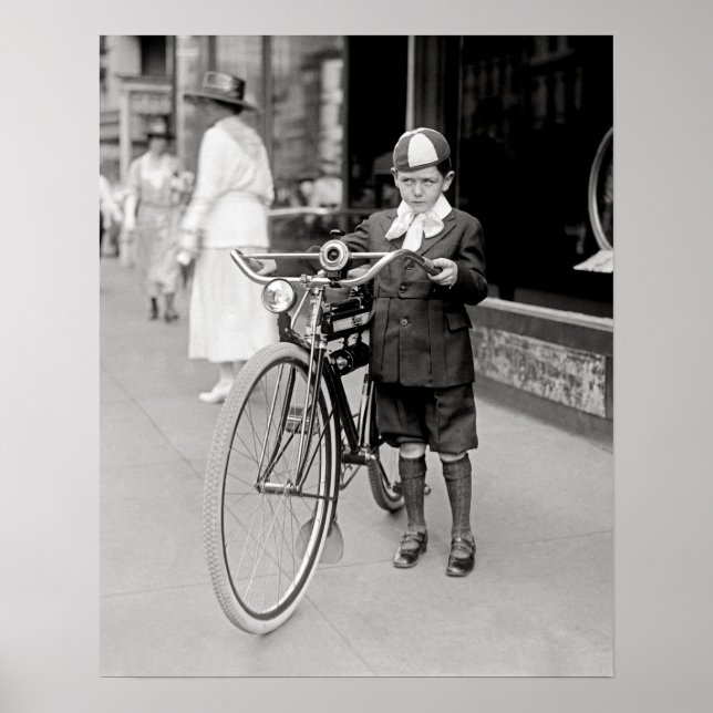 Póster Menino com uma Bicicleta, 1922. Foto Antiga (Frente)