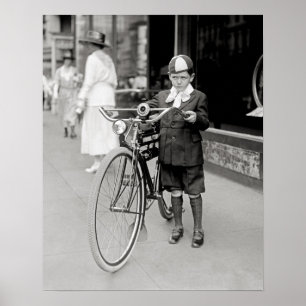 Póster Menino com uma bicicleta, 1922. Foto do vintage