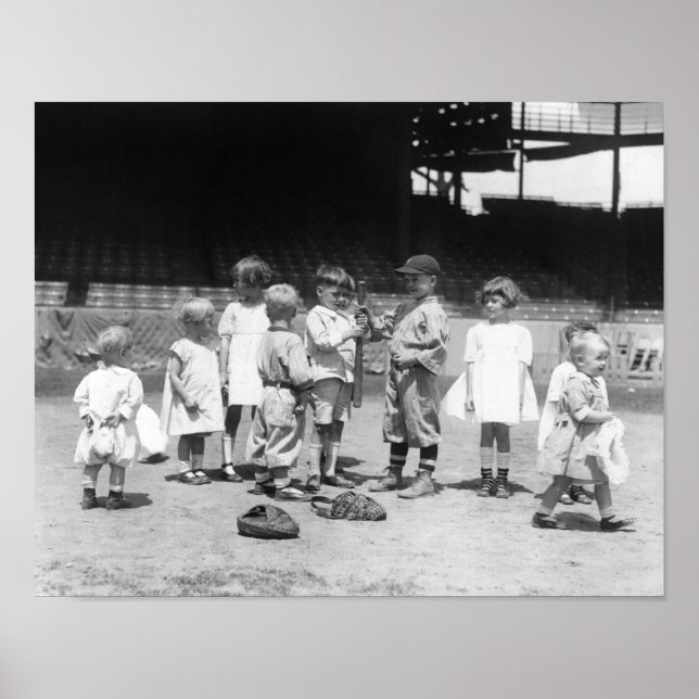 Póster Meninos e Meninas no Campo de Baseball (Frente)