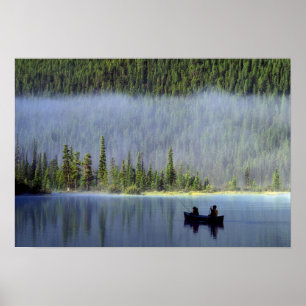 Poster Meninos pescando de canoa com névoa em