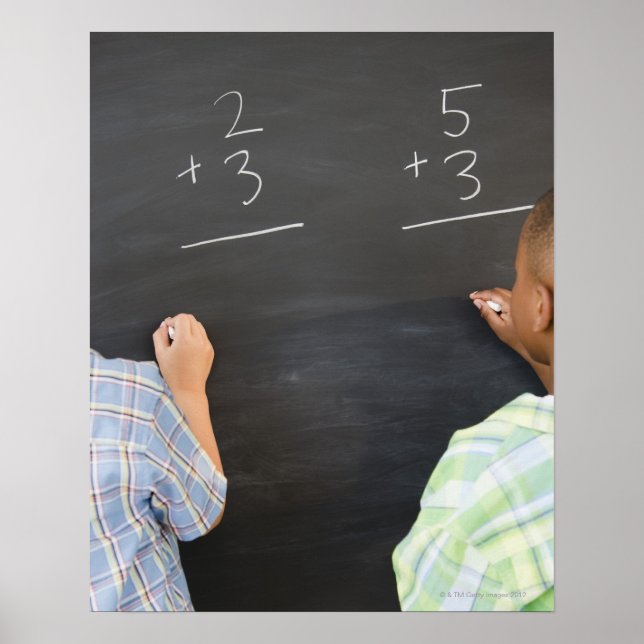 Poster Meninos resolvendo problemas matemáticos em quadro (Frente)