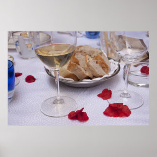 Póster Mesa italiana: Pão, vinho e Bougainvillea Petal