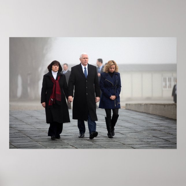 Poster Mike, Karen, e Charlotte Pence em Dachau (Frente)
