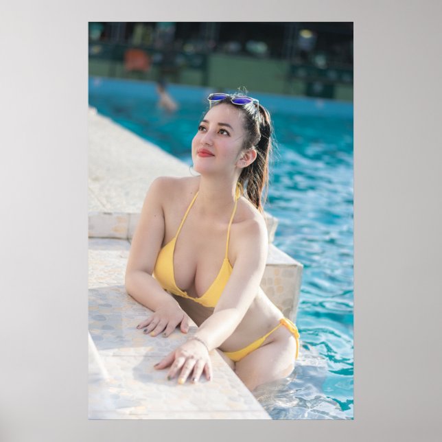 Poster Model In Yellow Bikini (Frente)