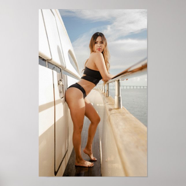 Poster Model Wearing A Black Bikini (Frente)