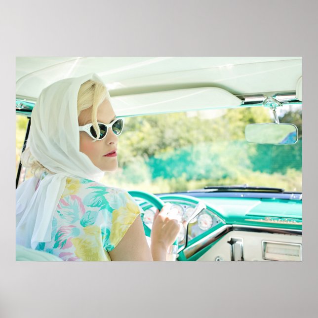 Poster Modelo retrô dos anos 50 dirigindo um carro de tur (Frente)