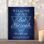 Poster Modern Bat Mitzvah Blue Star: Boas-vindas<br><div class="desc">Belas e profundas sombras de azul escuro criam uma textura como água neste poster de boas-vindas do Bat Mitzvah. Escrita elegante e minimalista com o nome da sua filha na sutil Estrela de David para comemorar a sua vinda judia.</div>