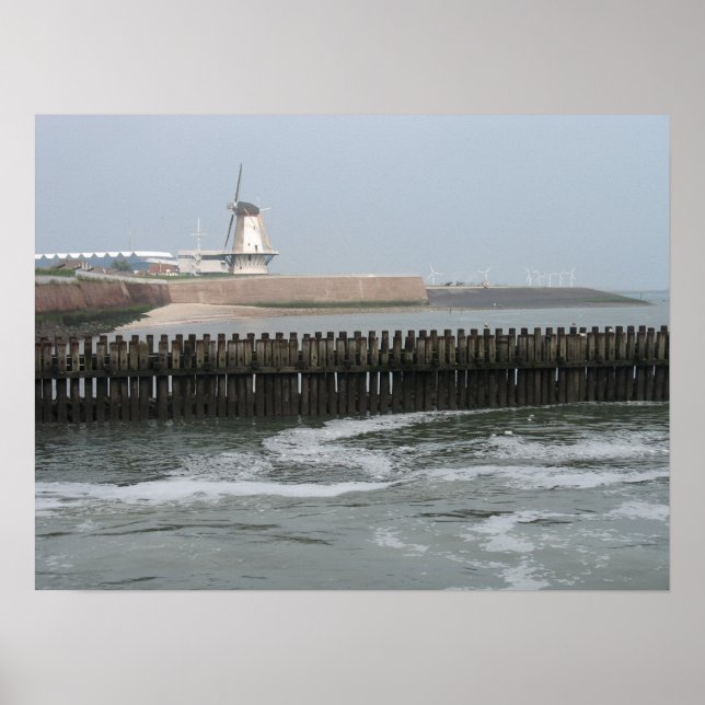 Póster Moinho de vento holandês sobre dique no mar Foto P (Frente)