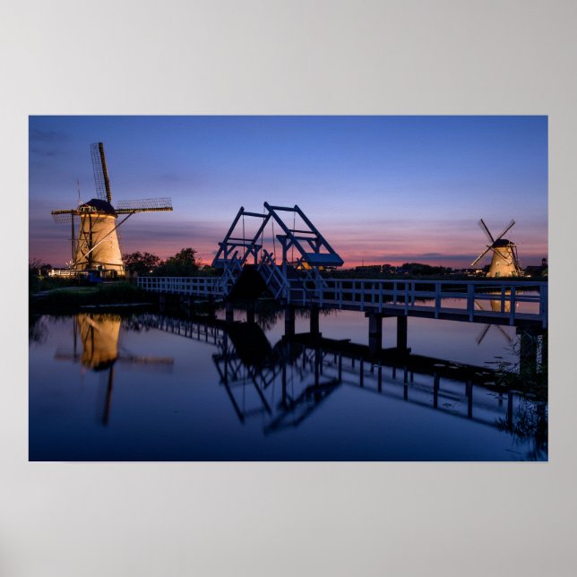 Póster Moinhos de vento e uma ponte levadiça no pôr do so (Frente)