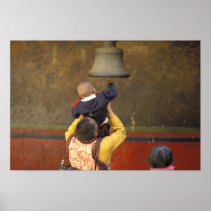 Póster Monge budista tibetano levantando um menino para t