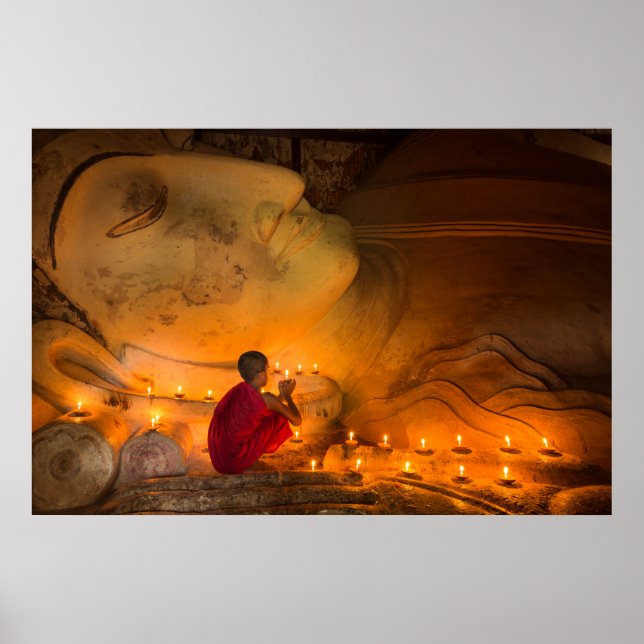 Póster Monge rezando perto de um Buda (Frente)