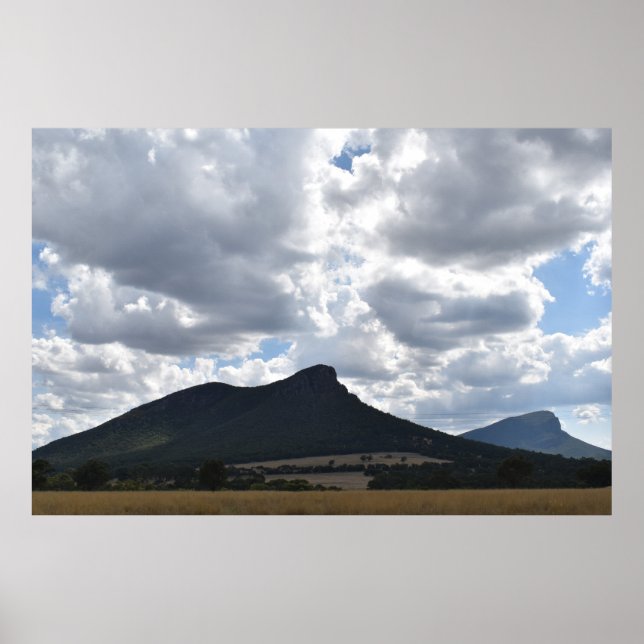 Poster Monta Sturgeon e Abrupto Sob Nuvens Dramáticas (Frente)