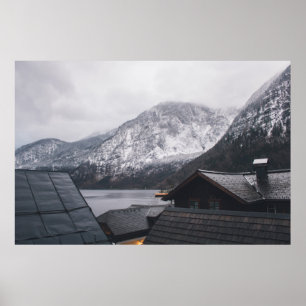 POSTER MONTANHA COBERTA PELA NEVE PERTO DO CORPO DE ÁGUA