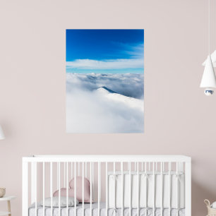 Poster Montanha de inverno nevada envolta em nuvens