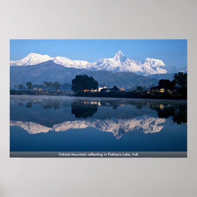 Poster Montanha Fishtail refletindo no lago de Pokhara, Í (Frente)