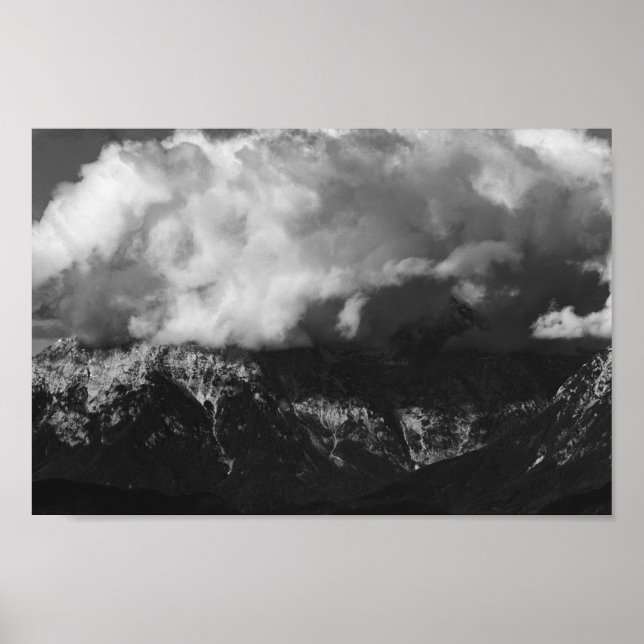 Poster Montanha majestosa sob nuvens (Frente)