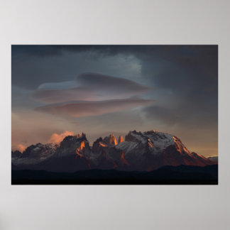 POSTER MONTANHA ROCKY SOB NUVENS DE CINZA