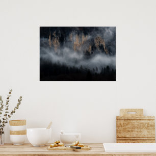 Poster Montanhas com neblina através da floresta de abeto