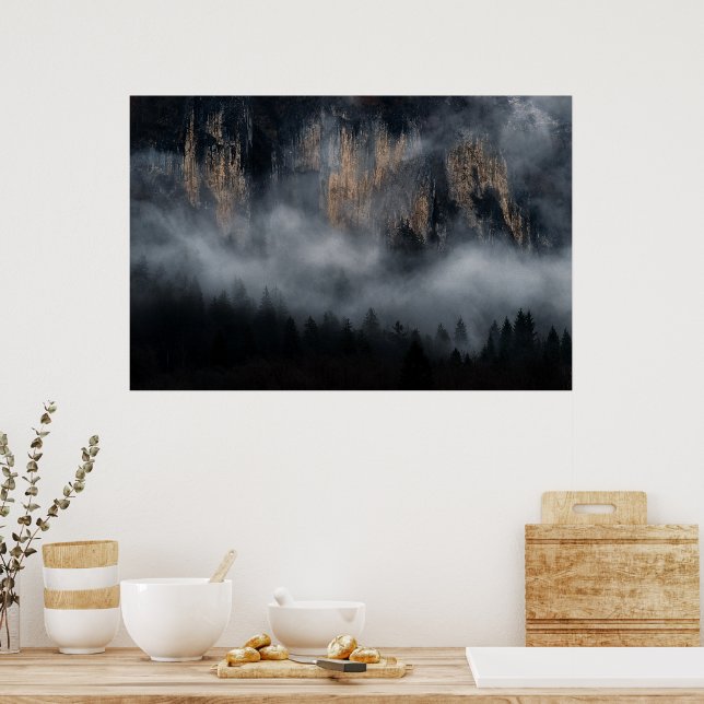 Poster Montanhas com neblina através da floresta de abeto (Cozinha)