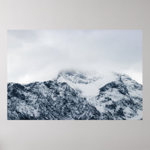 Poster Montanhas de neve impressionantes cobertas por nuv