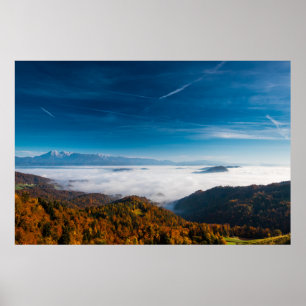 Poster Montanhas do outono e nevoeiro no vale