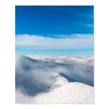Montanhas emergindo das nuvens