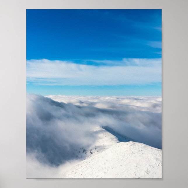 Poster Montanhas emergindo das nuvens (Frente)