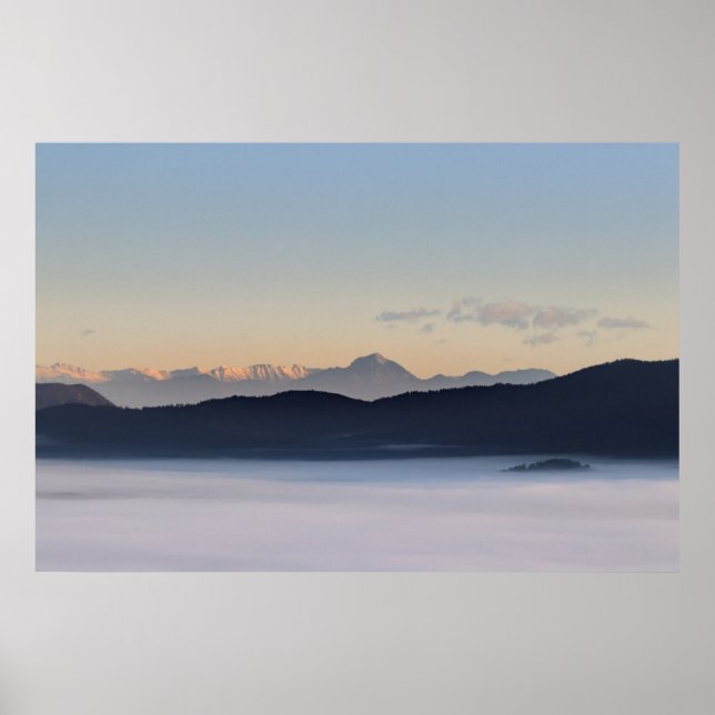 Poster Montanhas eslovenas e nevoeiro matinal no vale (Frente)