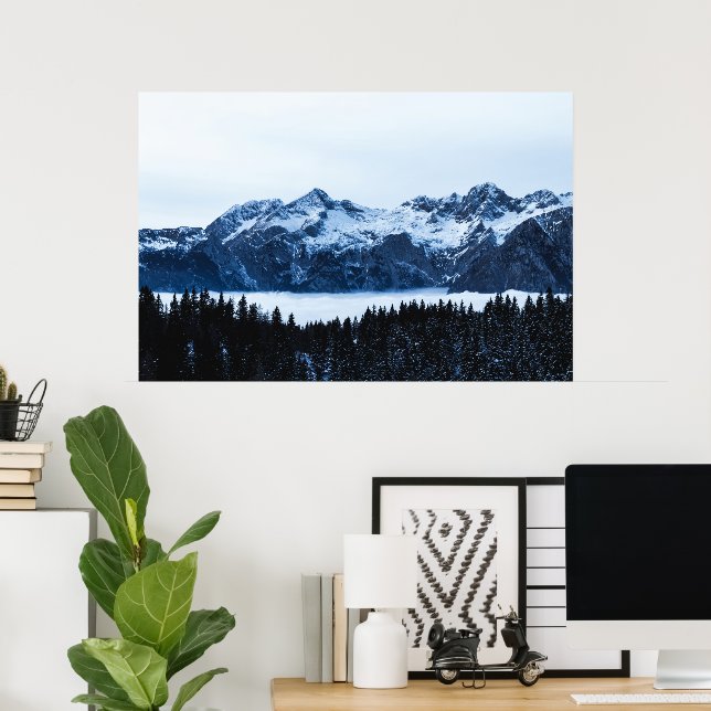 Poster Montanhas, floresta de abetos e nuvens (Escritório em casa)