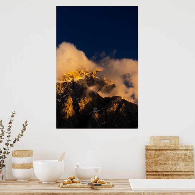 Poster Montanhas iluminadas pelo sol cobertas por nuvens (Cozinha)