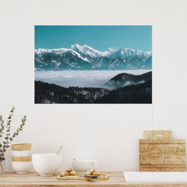 Poster Montanhas majestosas erguendo-se sobre o vale enev