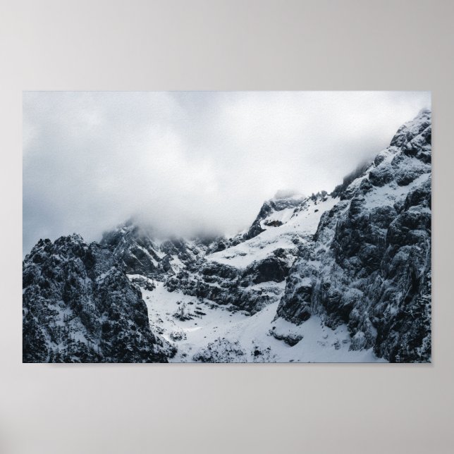 Poster Montanhas majestosas sob as nuvens (Frente)