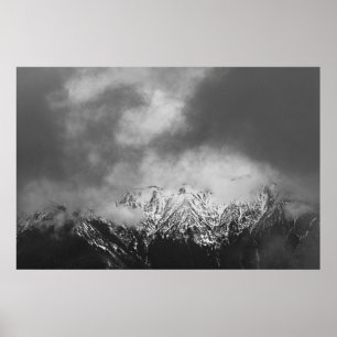 Poster Montanhas negras e brancas em nuvens