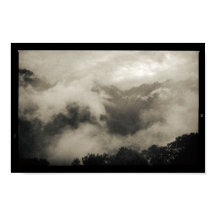 Montanhas Nevoeiro coberto por escuridão e paisage