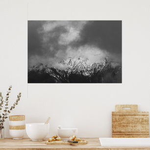 Poster Montanhas pretas e brancas em nuvens