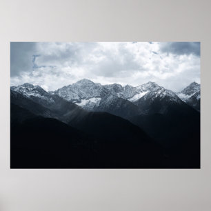 POSTER MONTANHAS PRETAS E BRANCAS NO DIA
