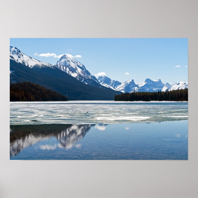 Poster Montanhas rochosas refletindo no lago de Maligne (Frente)