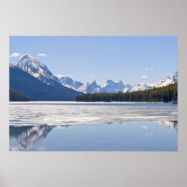 Poster Montanhas rochosas refletindo no lago de Maligne (Frente)