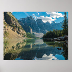 Poster Montanhas serenos atrás da cena da natureza do ri