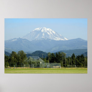 Póster Monte Rainier Domina Campo de Futebol