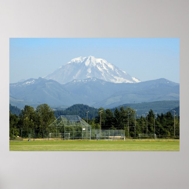 Póster Monte Rainier Domina Campo de Futebol (Frente)