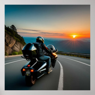 Poster Motociclista pilotando em uma estrada montanhosa p
