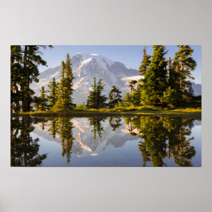 Poster Mt. Rainier refletido em um tarn perto de Plummer 