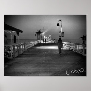 Poster Mulher andando no Pier. em San Clemente B&W