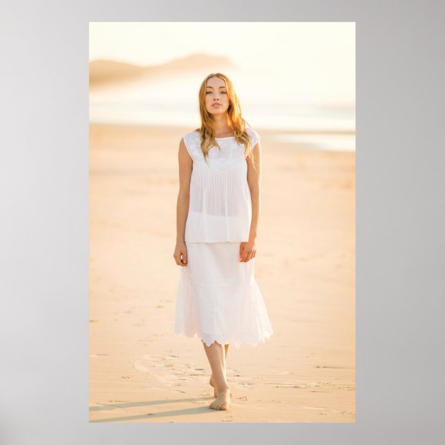 Poster Mulher caminhando na costa (Frente)