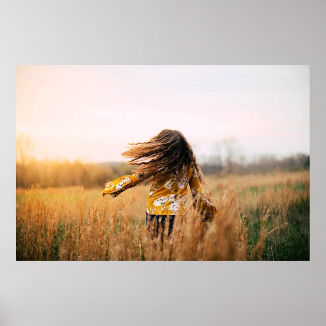 Poster Mulher caminhando no campo de dia (Frente)