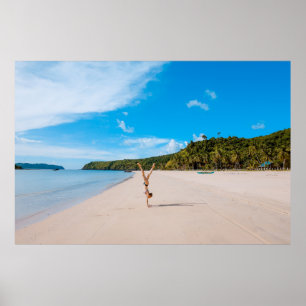 Poster Mulher com acrobacia no litoral perto da montanha