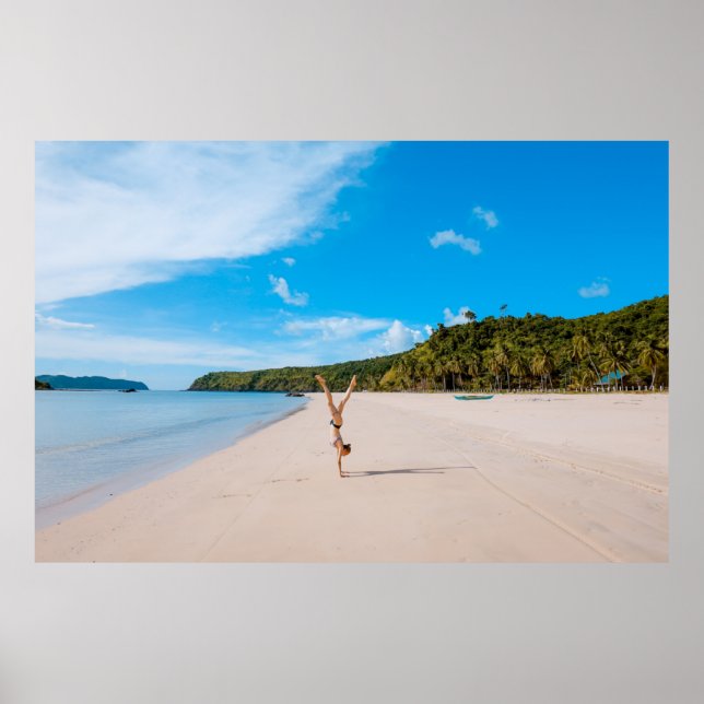 Poster Mulher com acrobacia no litoral perto da montanha (Frente)